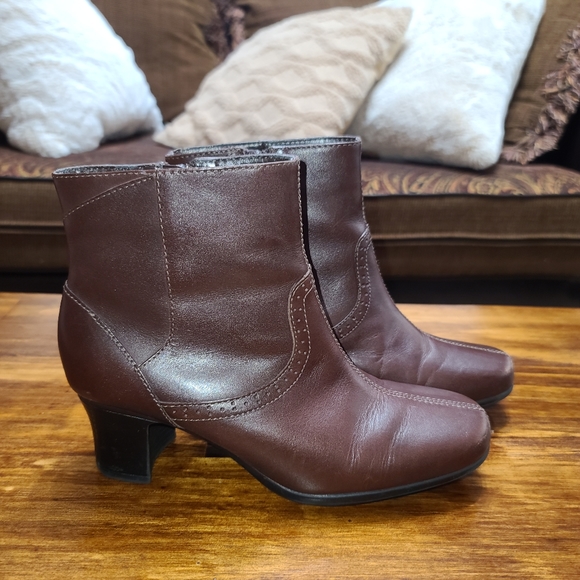 Clarks Women's Leather Ankle Boot - Picture 4 of 11